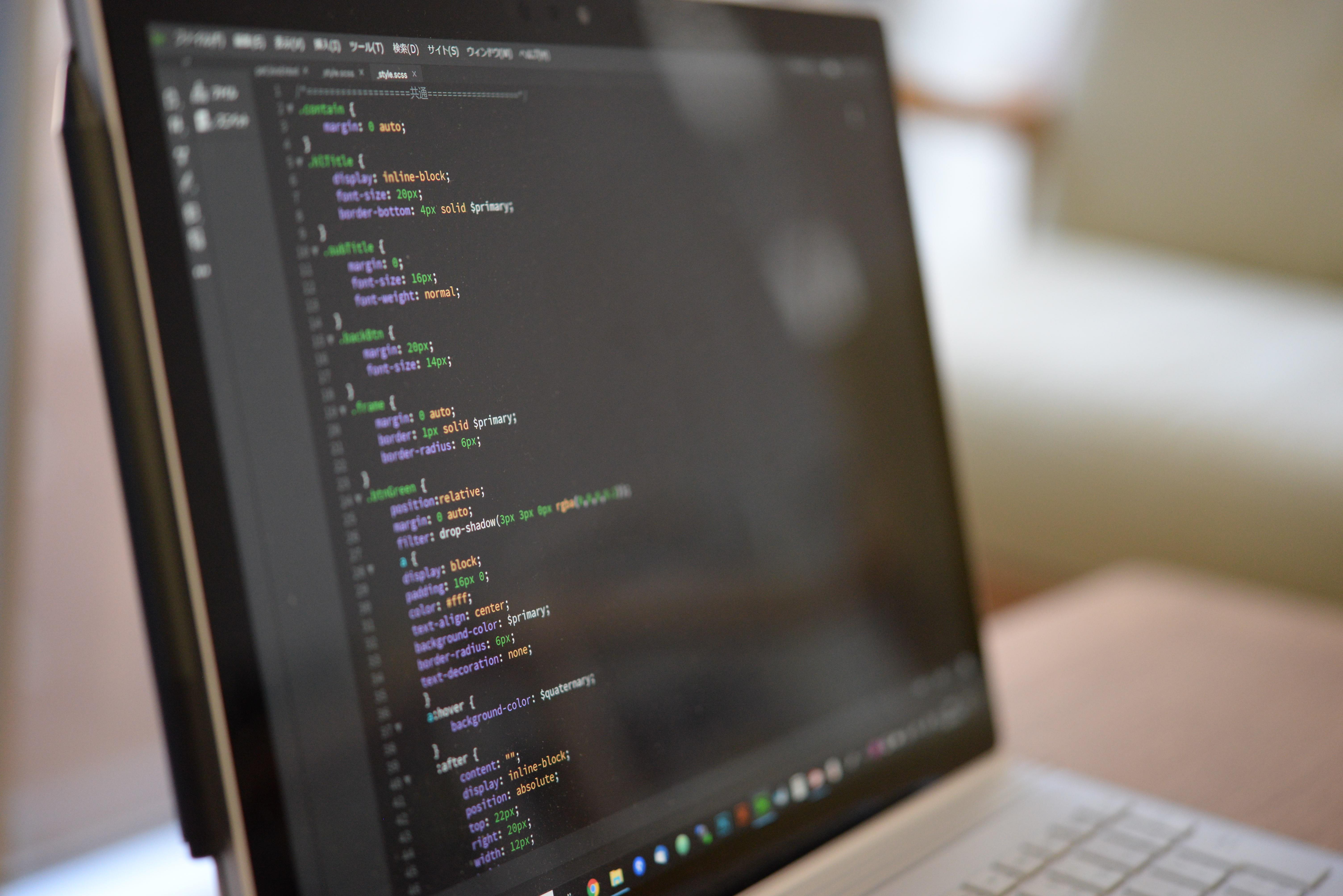 Códigos de programação na tela do notebook