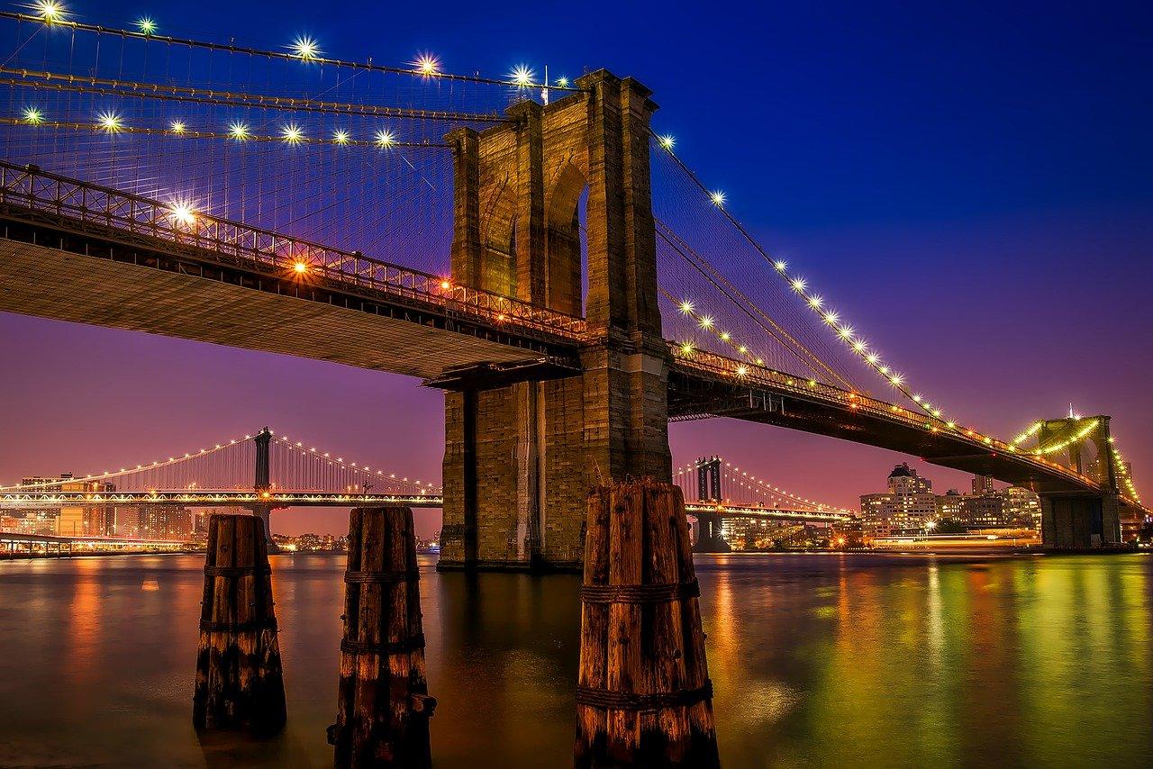 ponte de Brooklyn iluminada