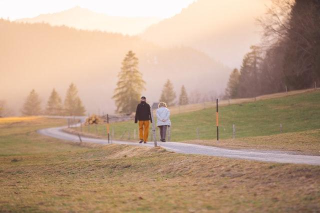 Casal andando na estrada