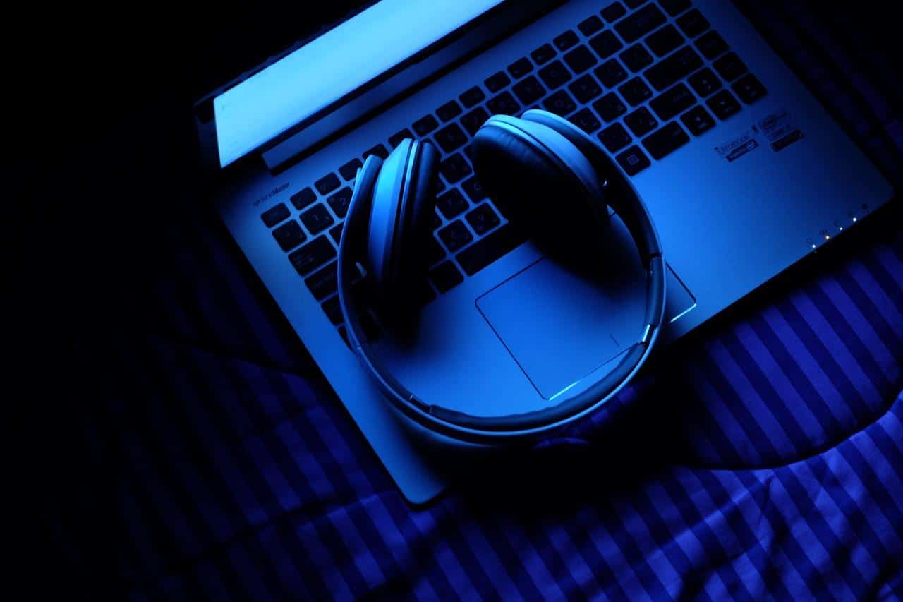 Um laptop com um fone de ouvido