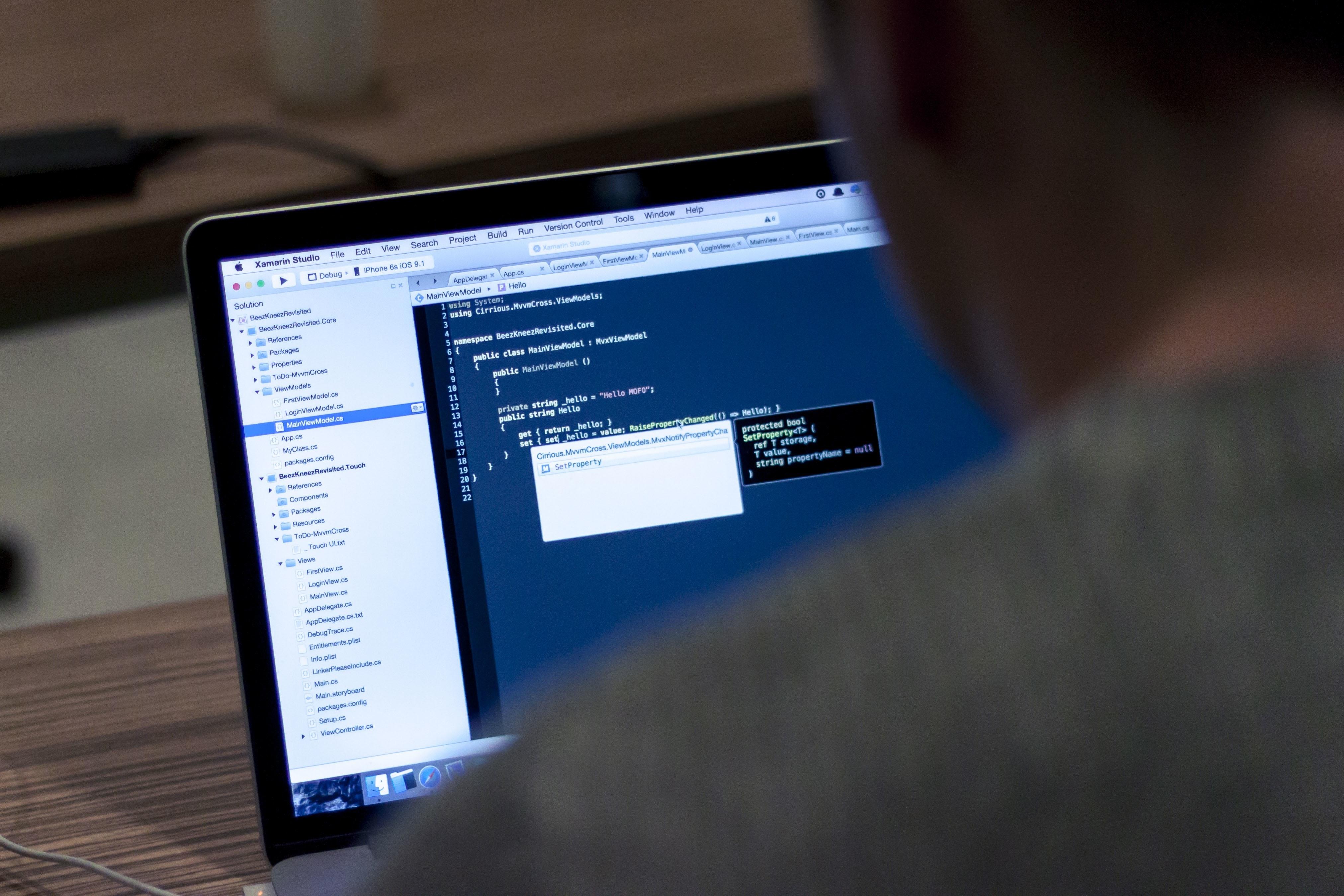 Programador fazendo programação no computador