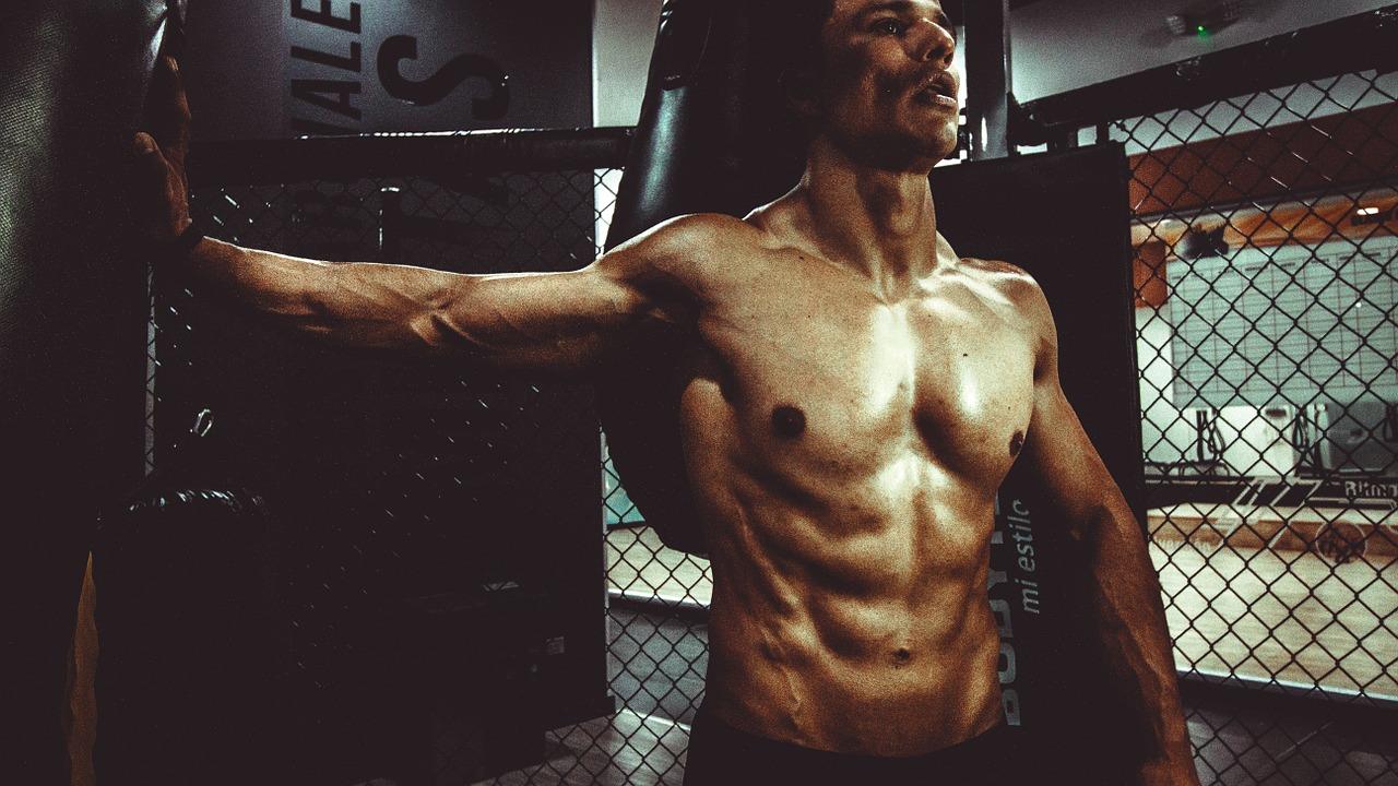 Um homem musculoso