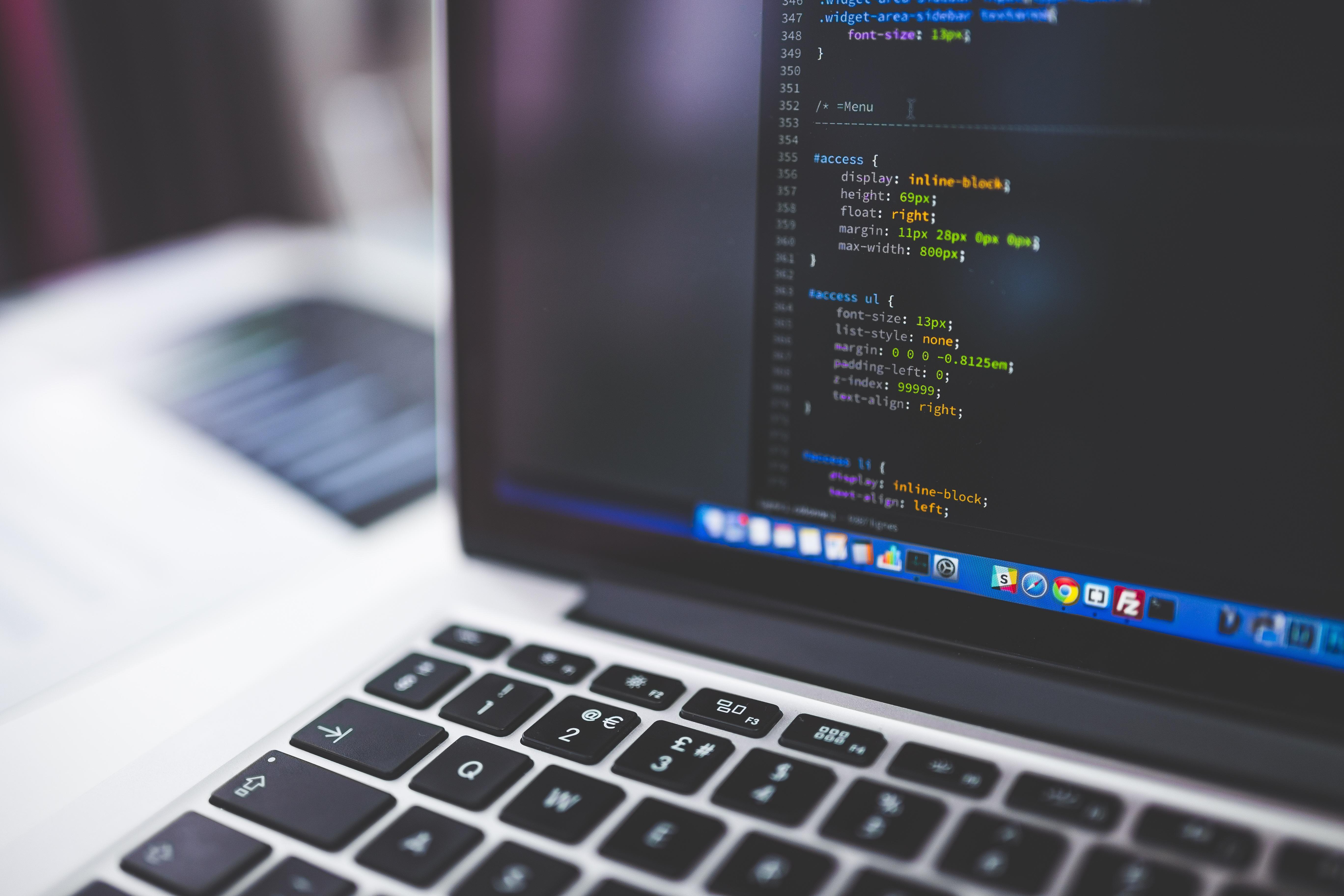 Tela do computador com linguagem de programação