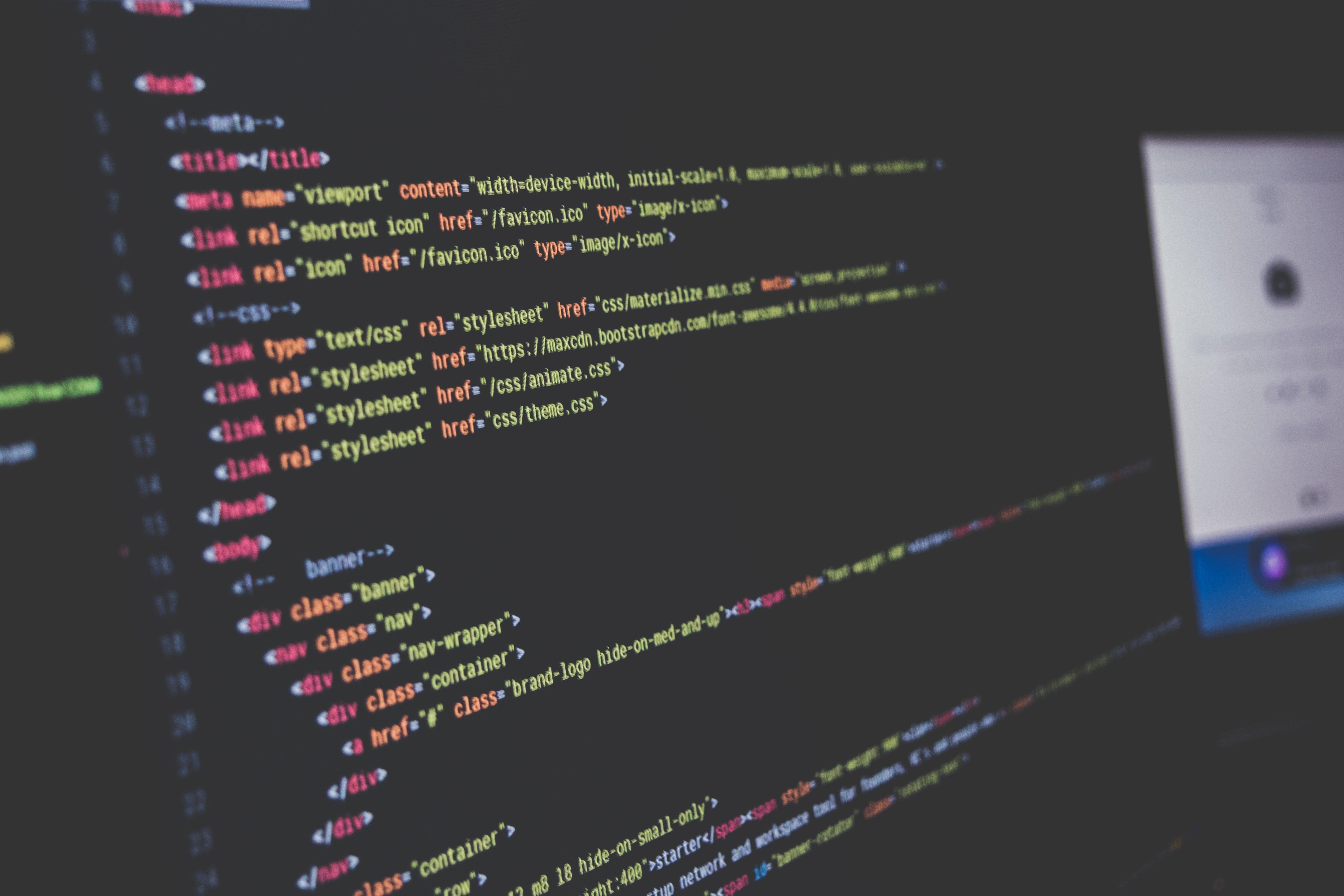 Tela do computador com códigos de programação