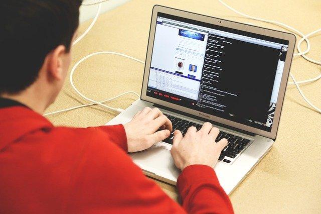 Homem no computador