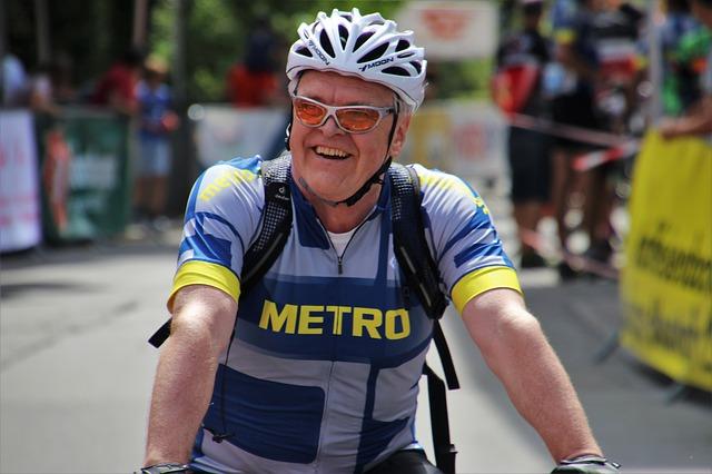 Idoso fazendo ciclismo