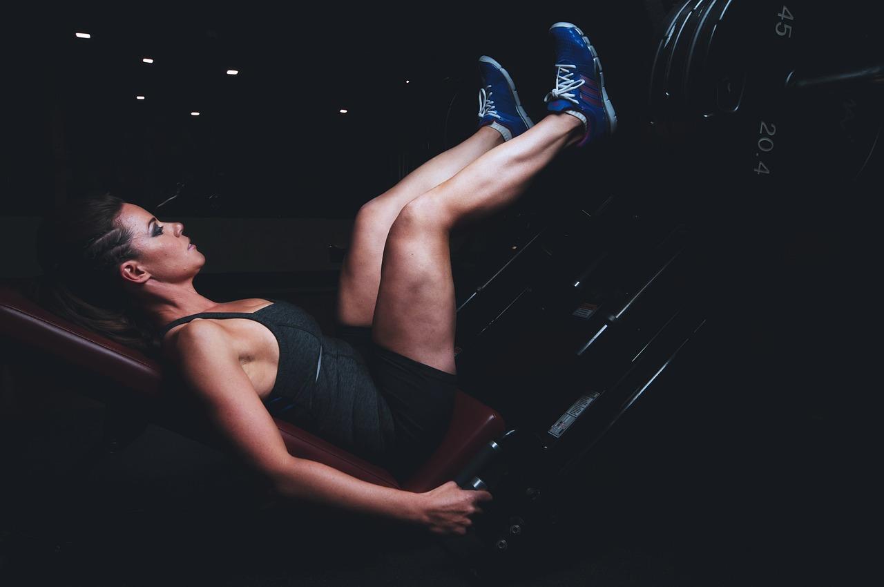 Mulher fazendo musculação nas pernas
