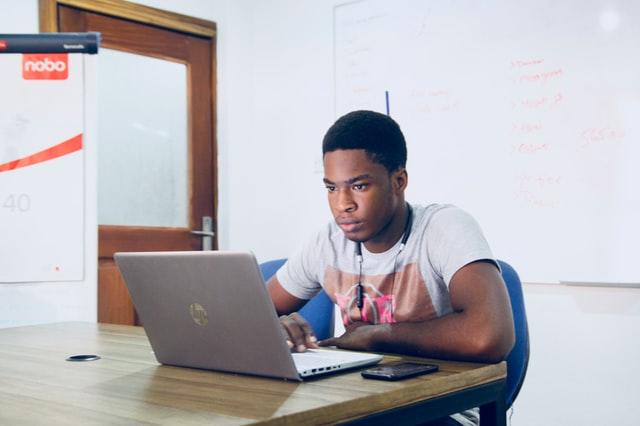Homem atrás do computador