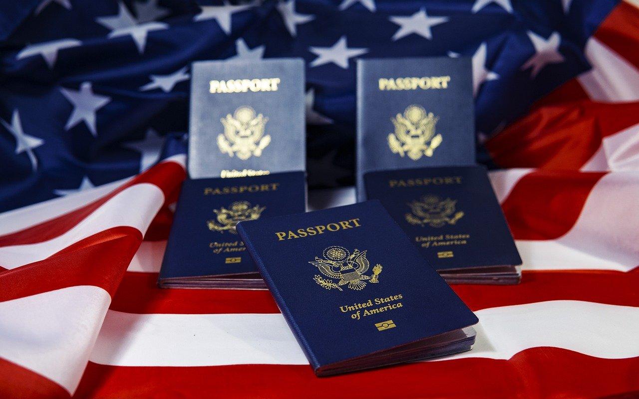 passaportes na bandeira dos Estados Unidos