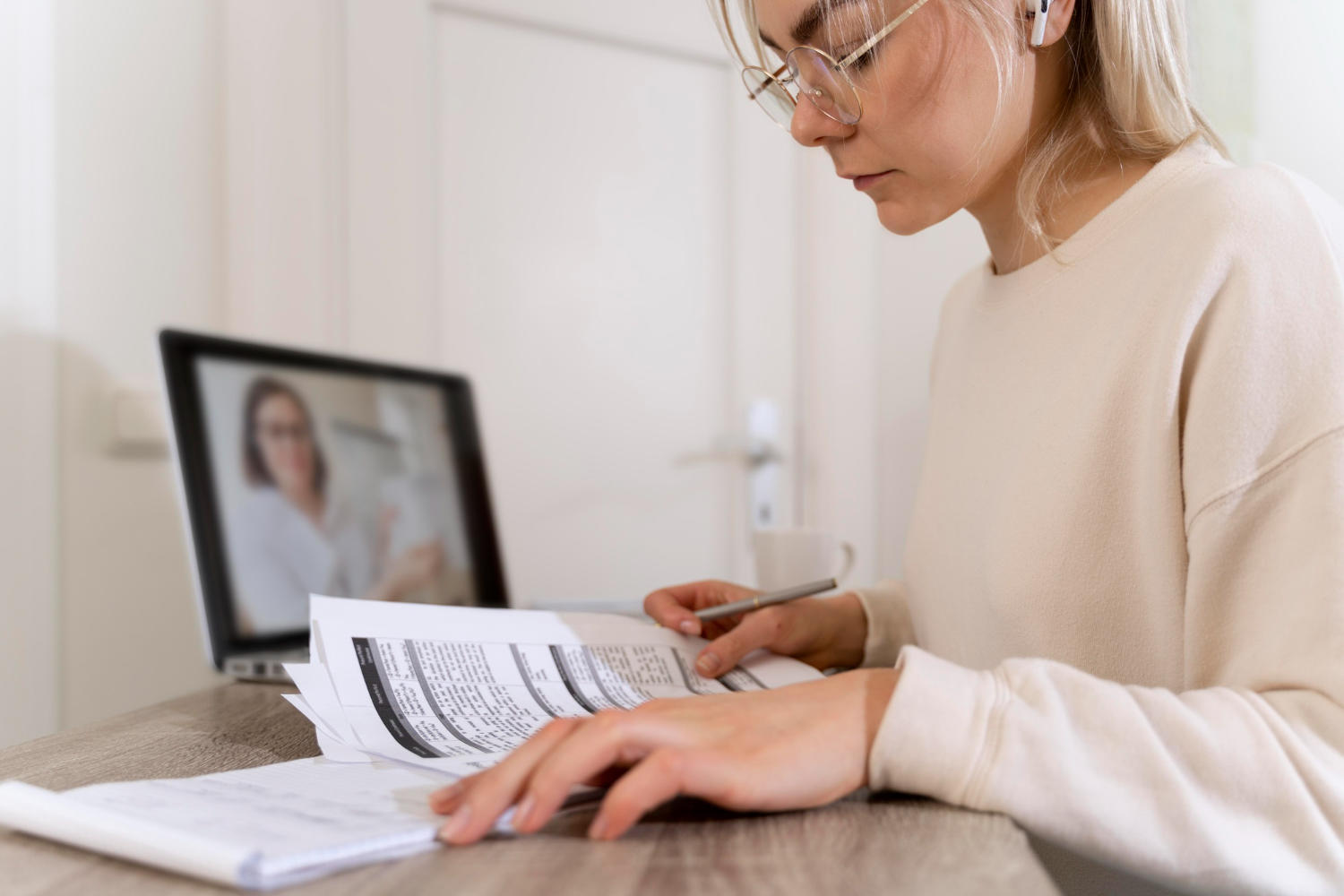 Mulher estudando francês com o notebook!