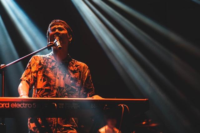 Cantor com teclado durante show