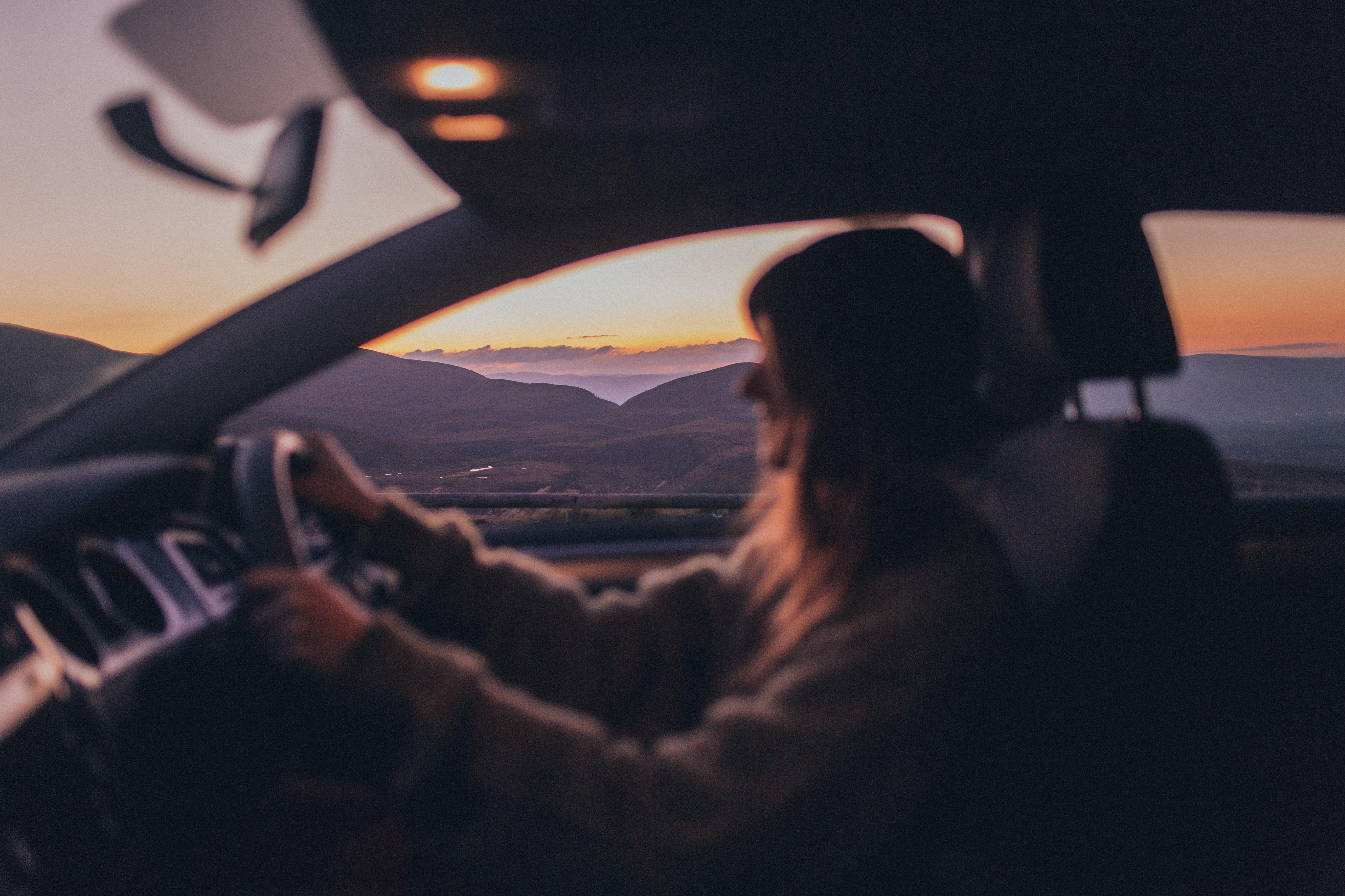 Uma mulher dirigindo um carro na estrada
