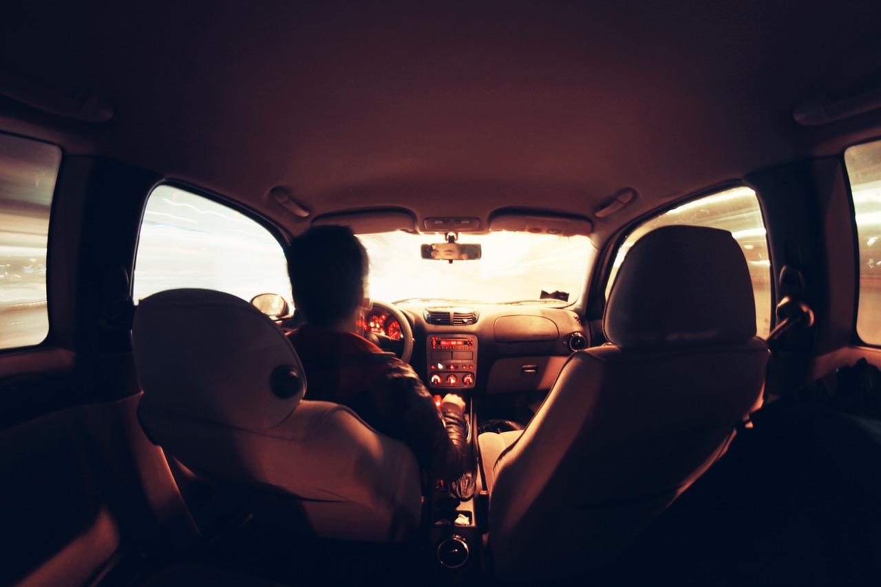 Um homem dirigindo um carro