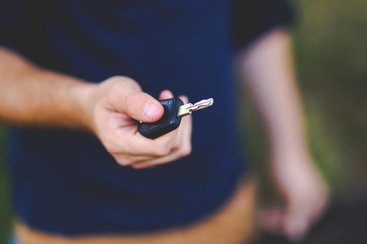 homem com uma cave de carro na mão