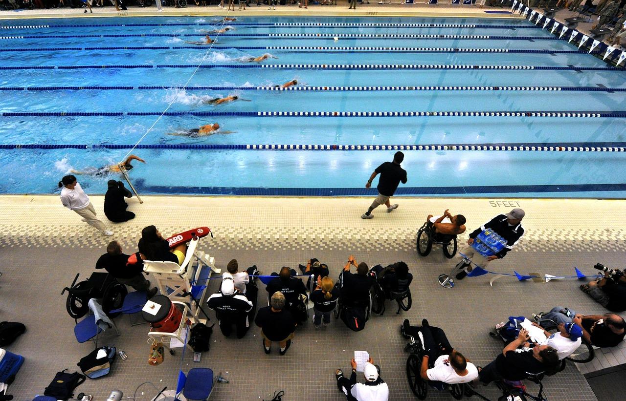 Uma escola de natação com nadadores na piscina