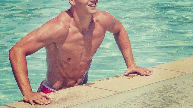Corpo bem definido na piscina