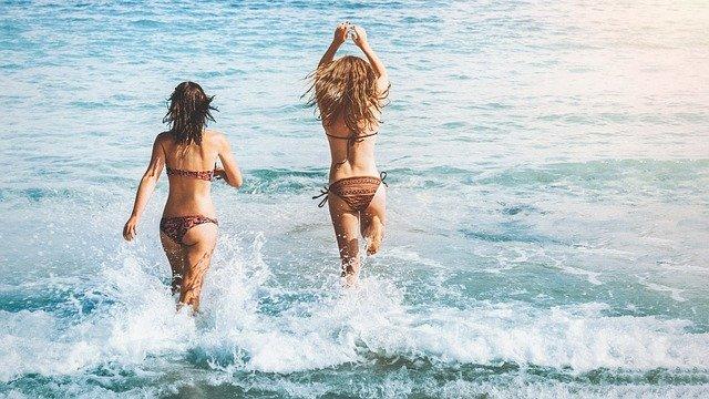 Amigas se divertindo no mar