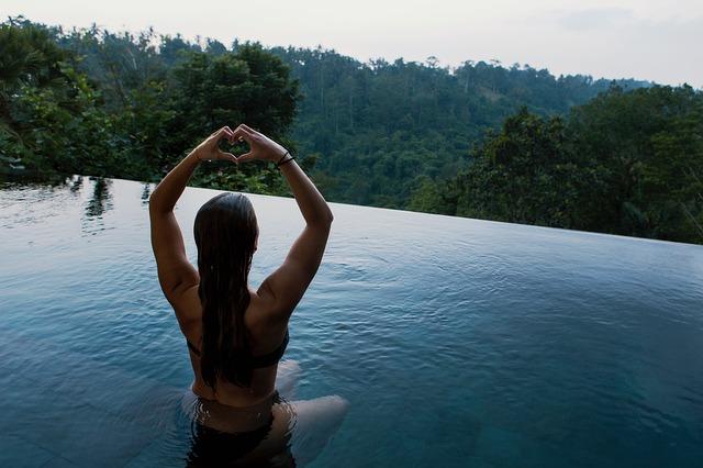 Mulher em posição de yoga