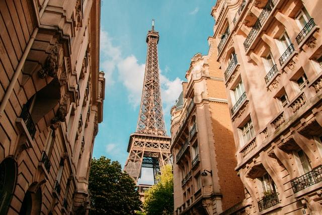 Torre eiffel em meio a prédios