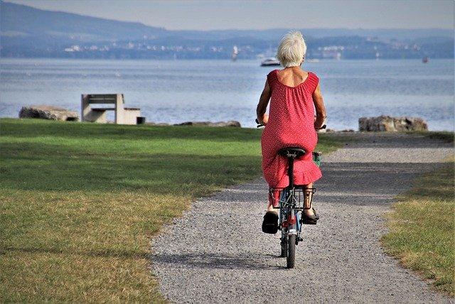 Idosa na bicicleta