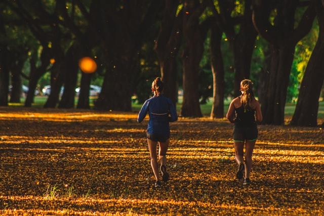 Duas mulheres correndo no parque