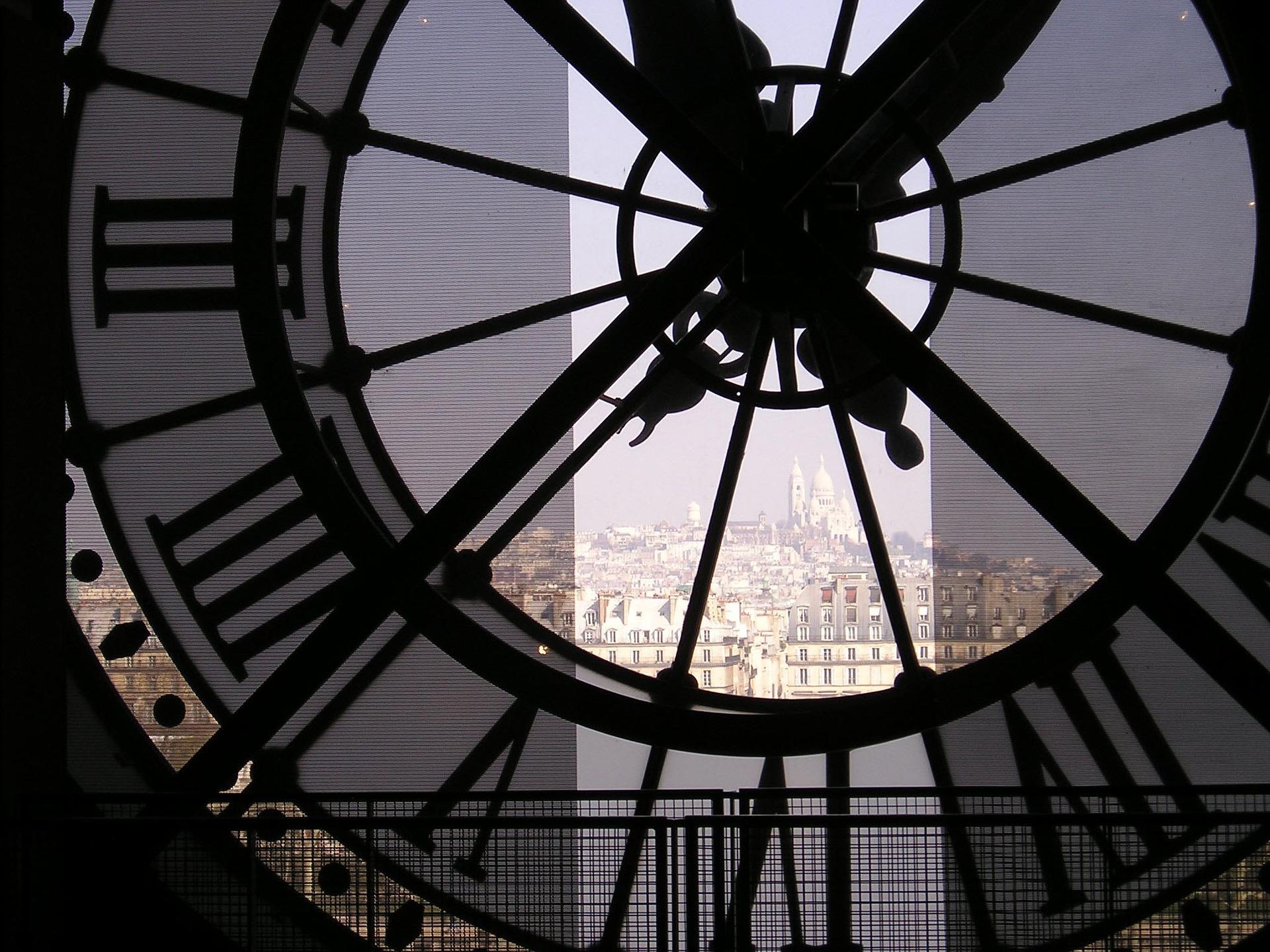 Museu de Orsay com a Basílica de Sacré-Coeur ao fundo.