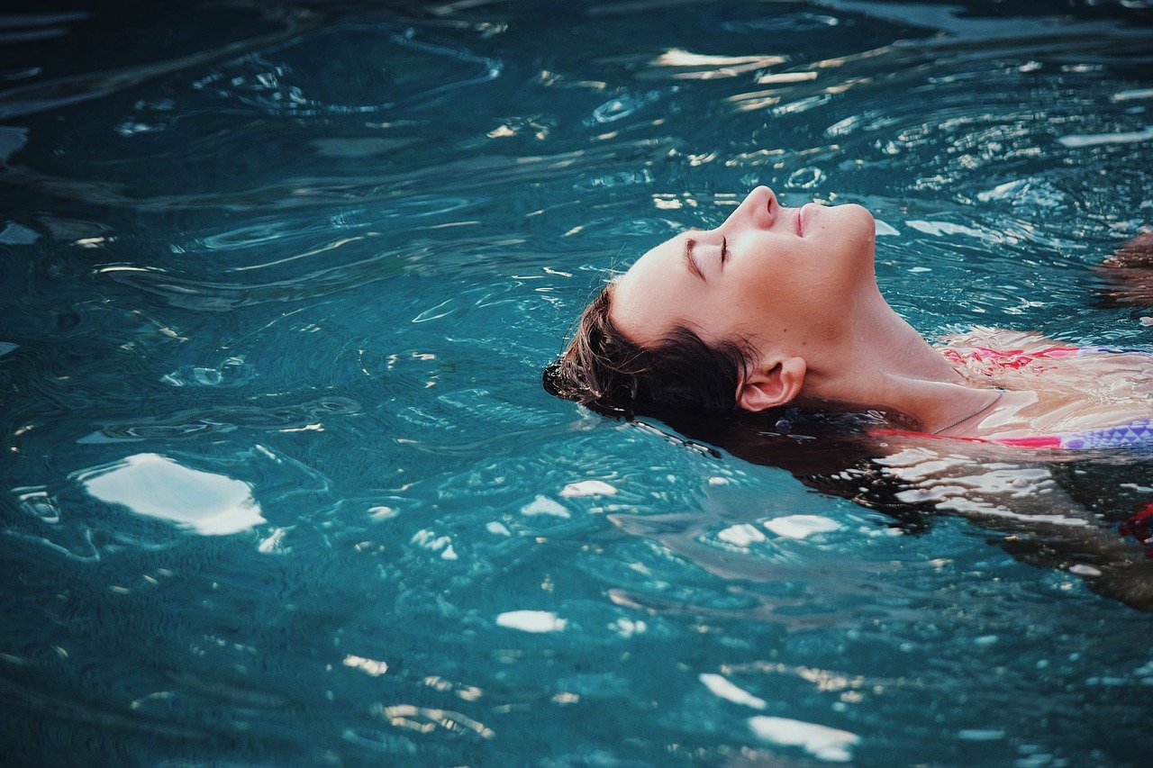 Mulher flutuando na piscina