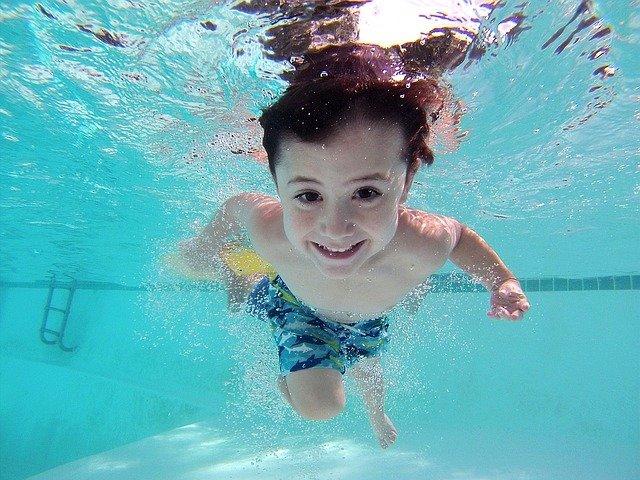 Criança na piscina