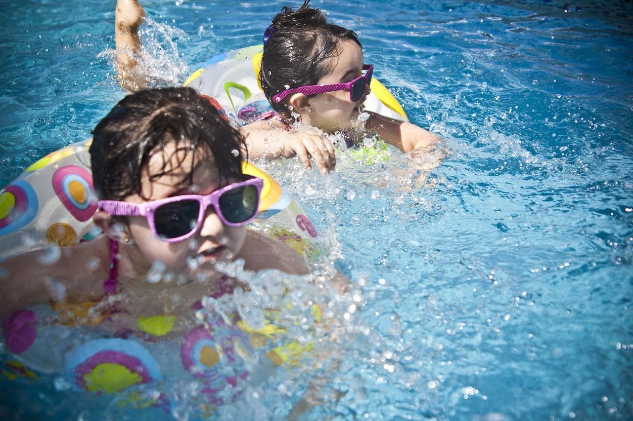 Crianças nadando na piscina