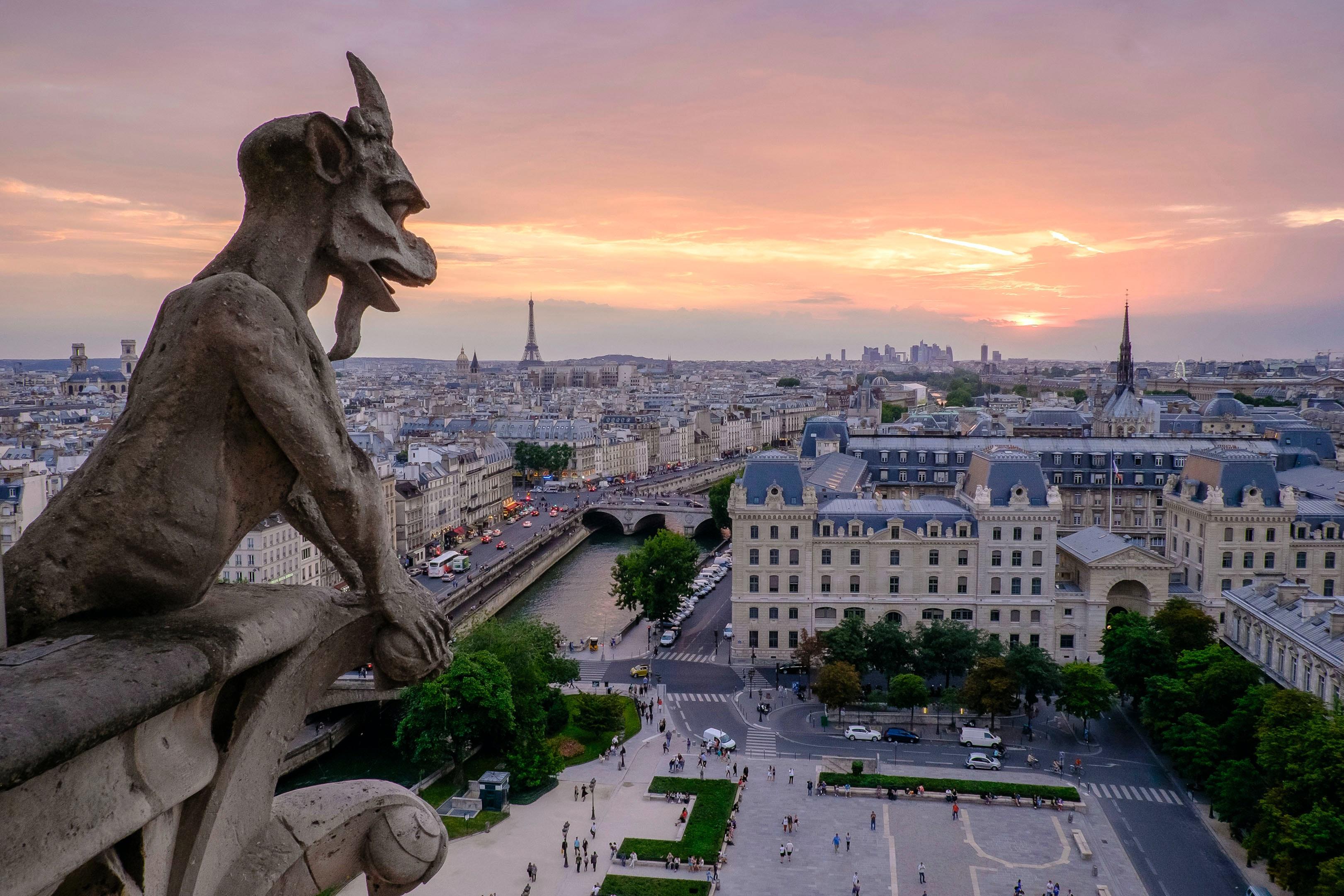 Vista da cidade de Paris do alto da Catedral de Notre Dame, com a Torre Eiffel ao fundo..