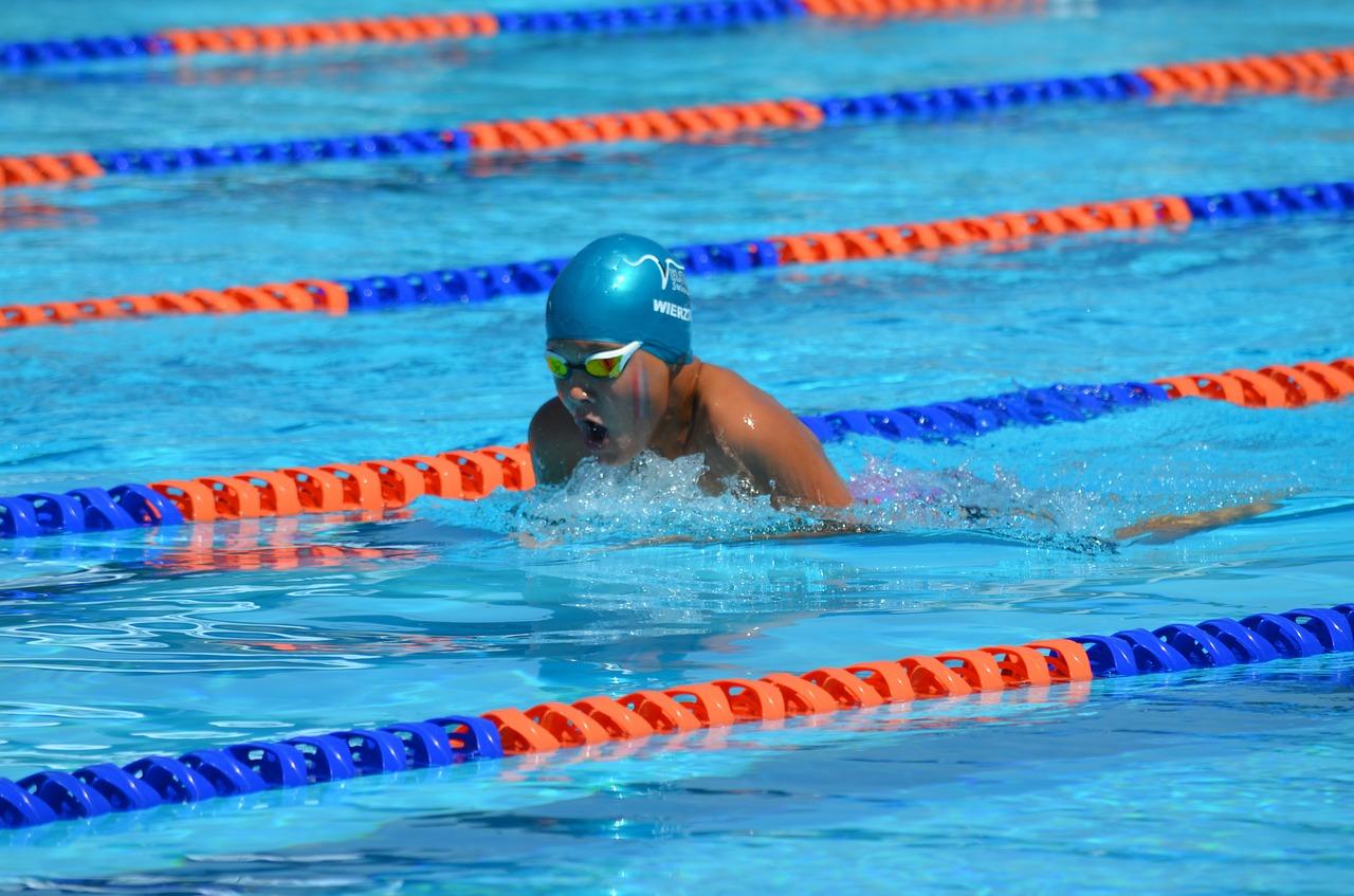 Mulher nadando em piscina olímpica