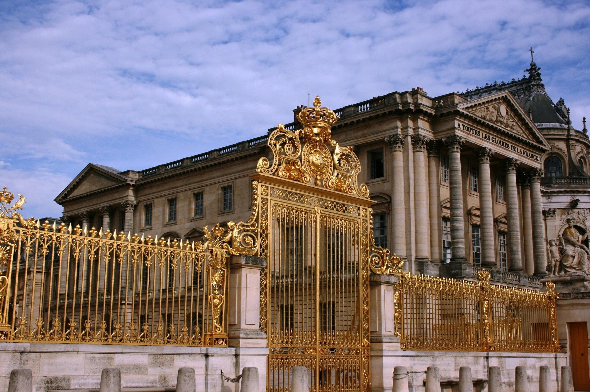 Vista dos portões dourados do Palácio de Versalhes
