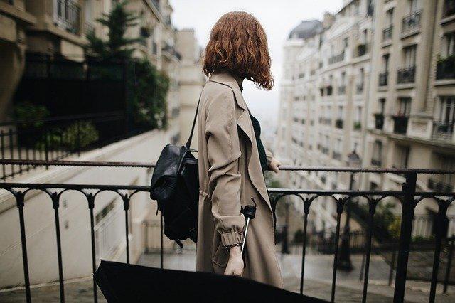 Mulher passeia em paris