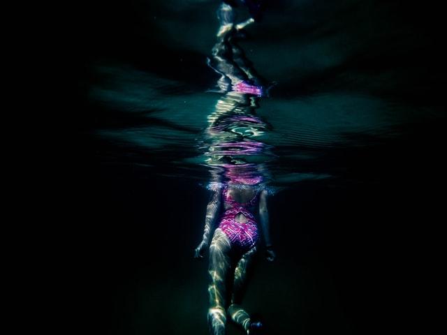 Mulher dentro da piscina