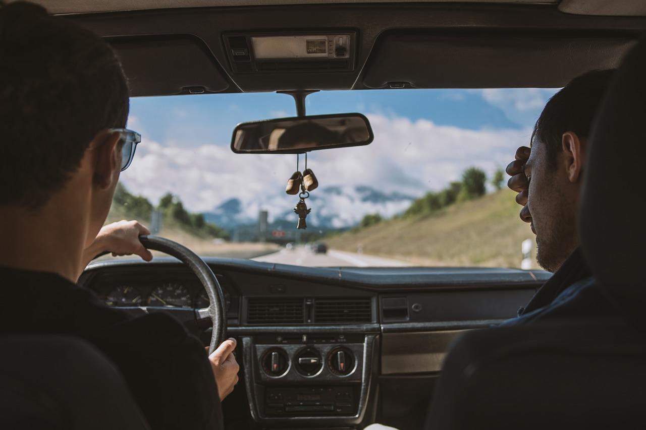 Dois homens em um carro dirigindo 