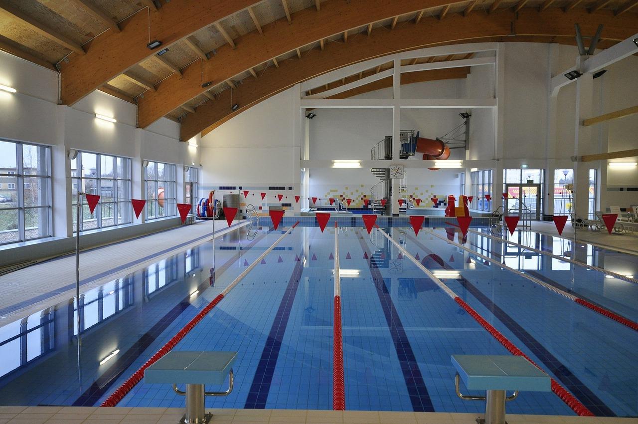 Uma piscina em uma escola de natação