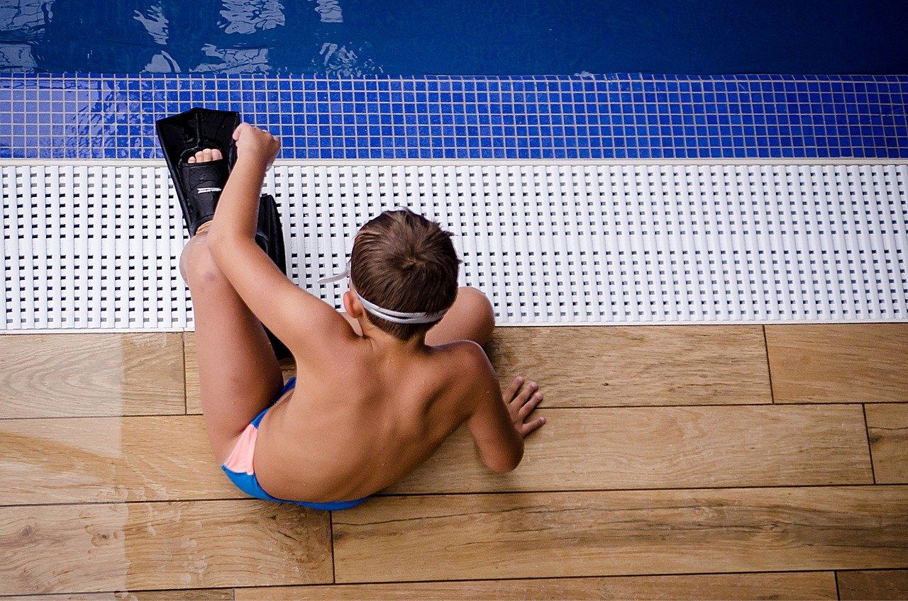 Criança na beira da piscina