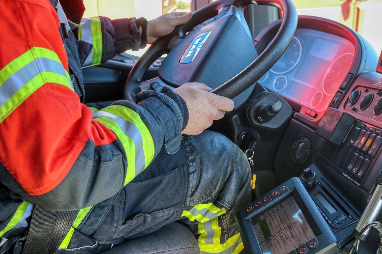 Um homem dirigindo um ônibus