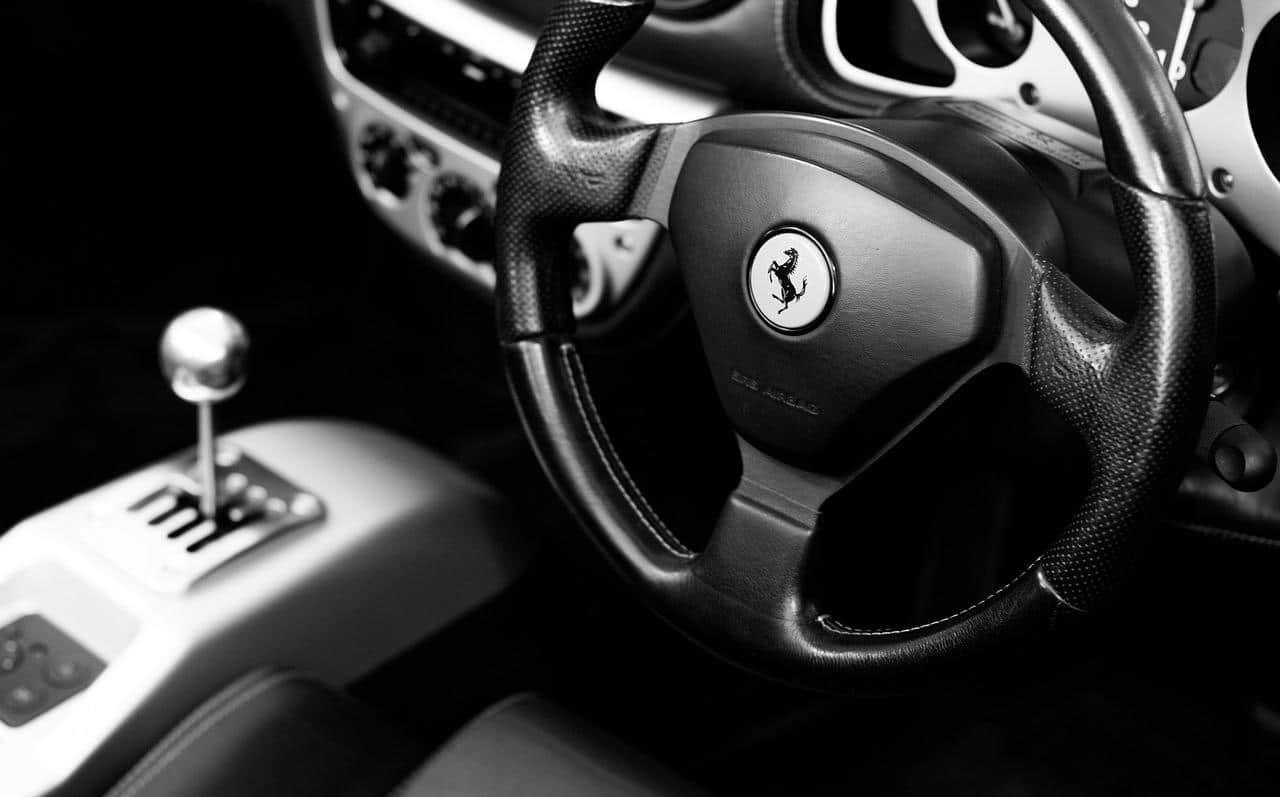 O volante de um carro ferrari