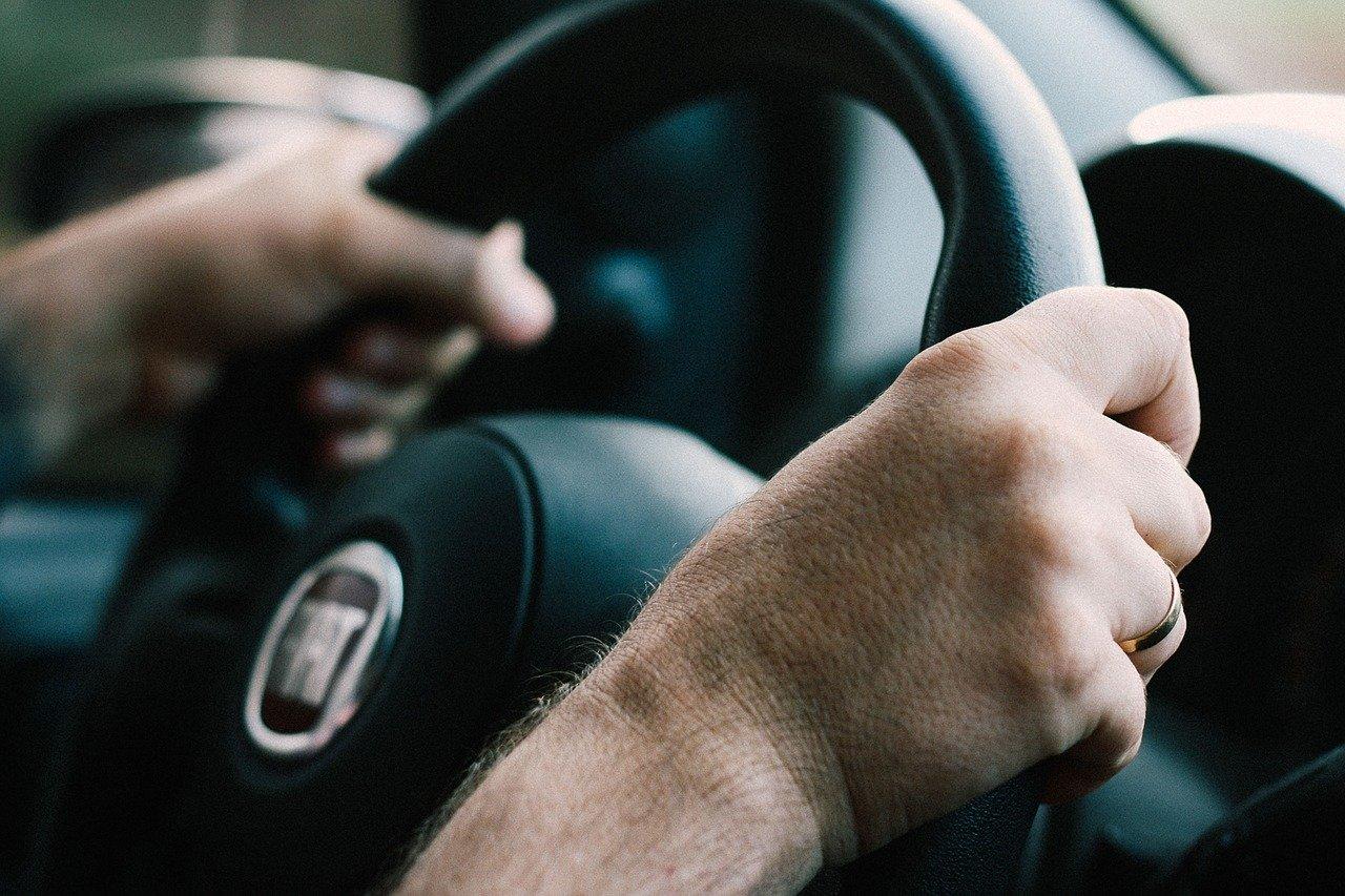Mãos no volante de um carro