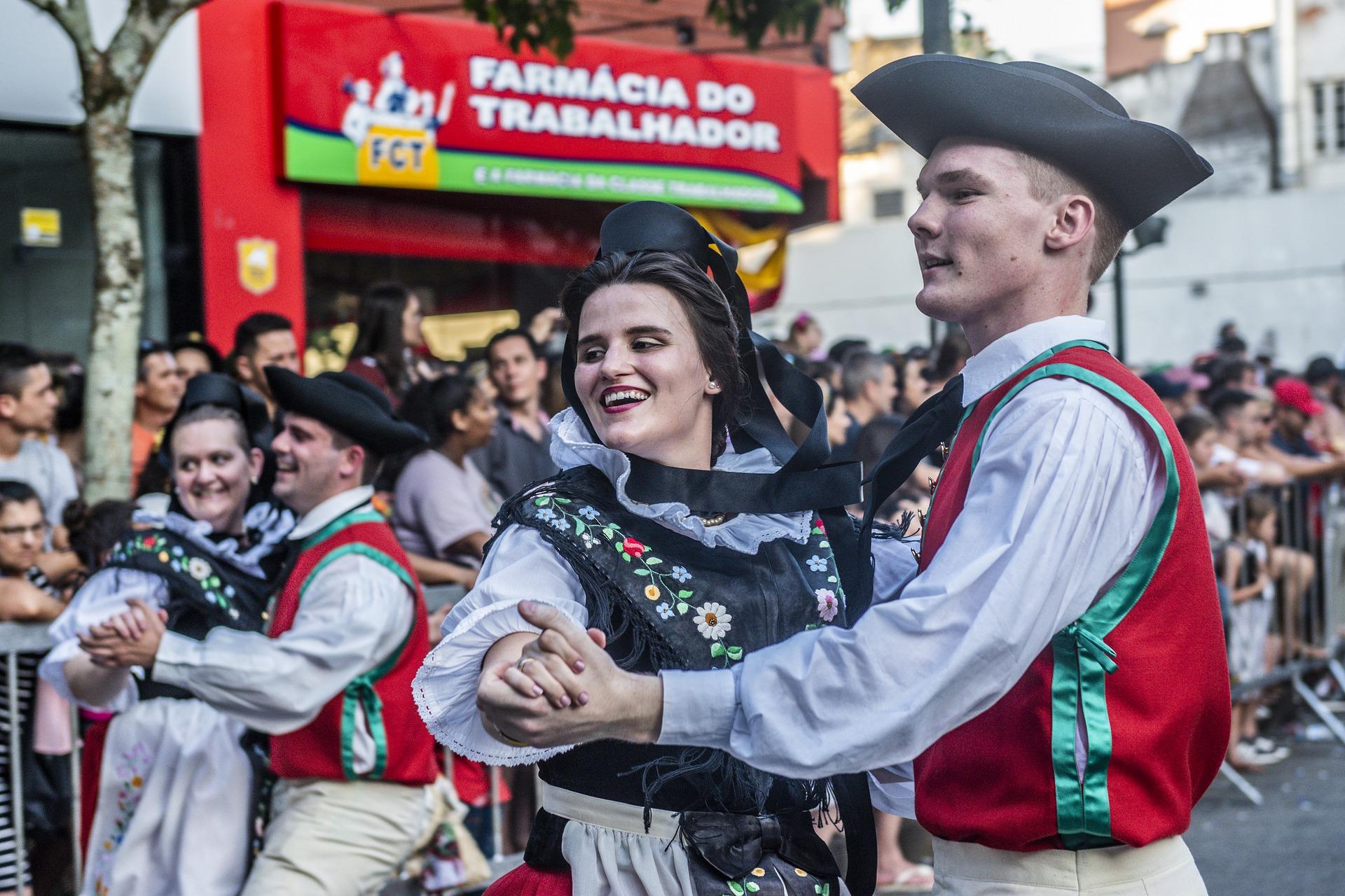 Descendentes de alemães dançando no Brasil!