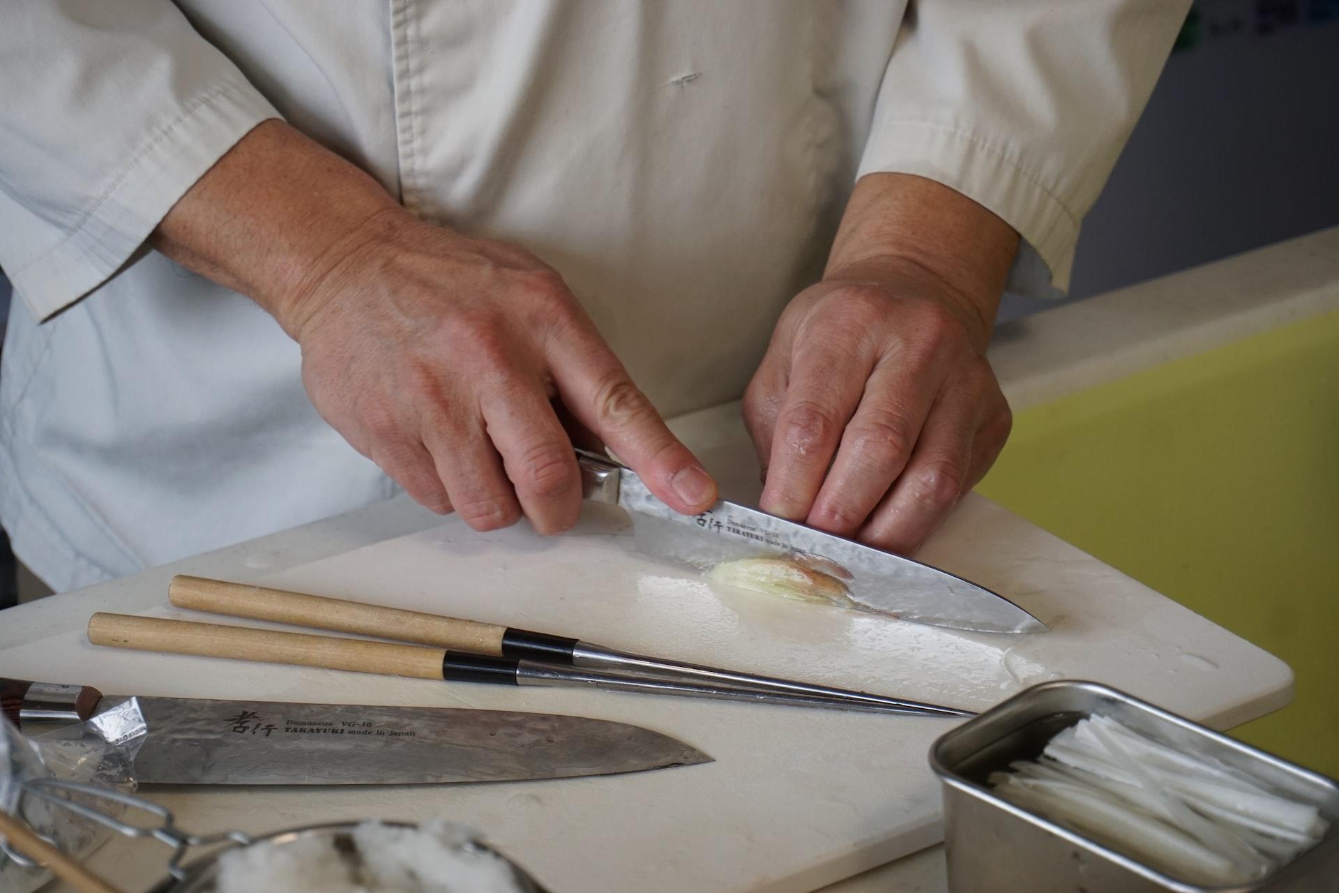 Pessoa aprendendo a cozinhar.