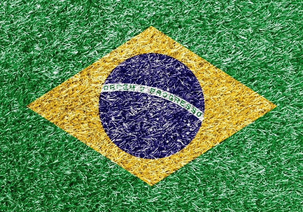 Bandeira do Brasil na textura do fundo da grama. 