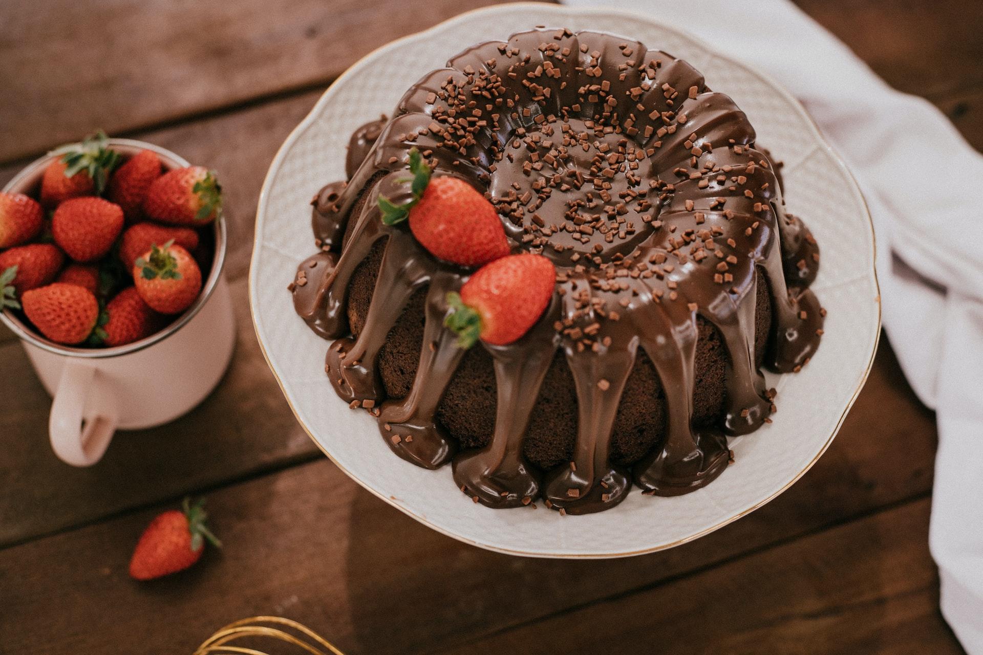 Bolo de chocolate com morango.