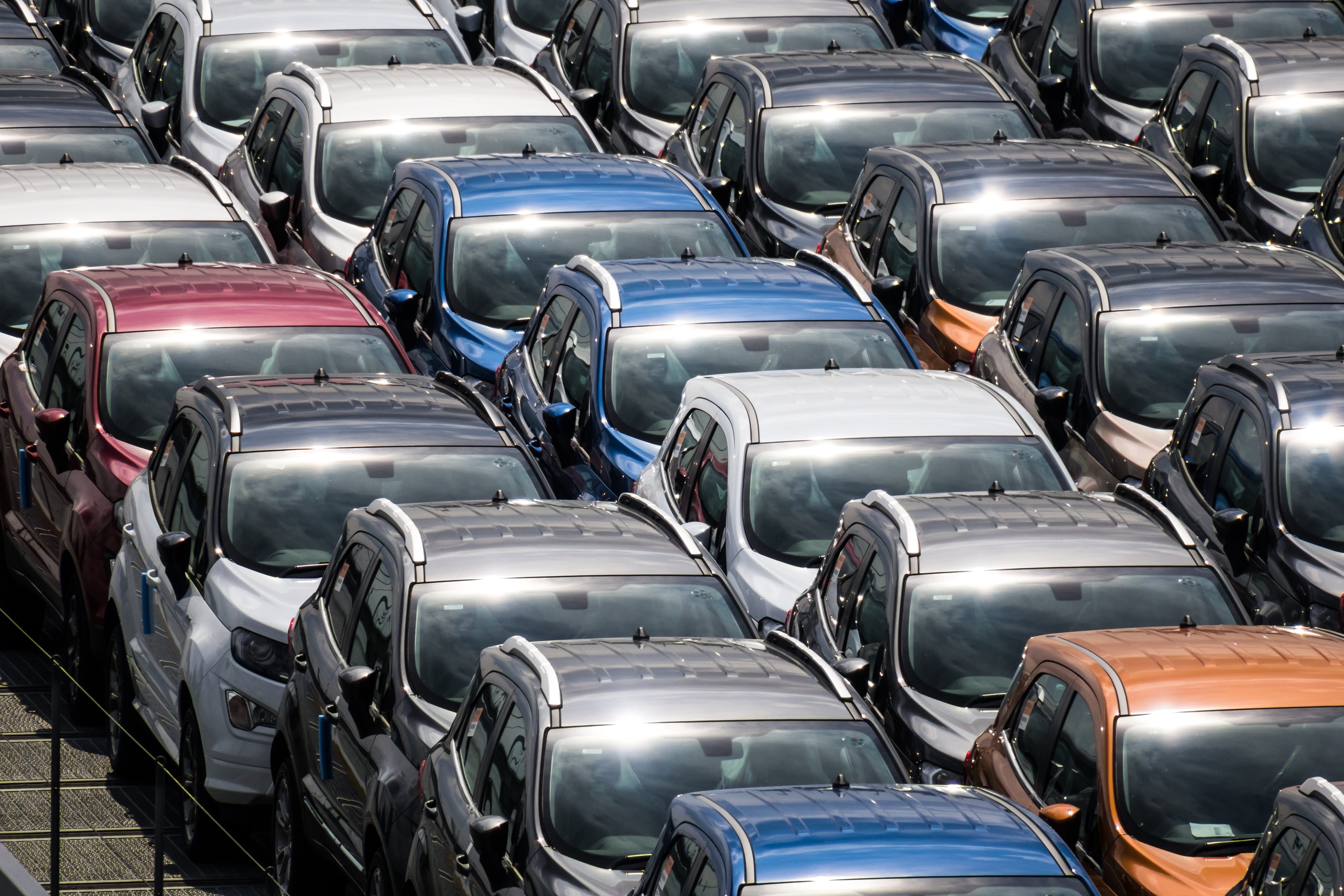 Carros enfileirados.