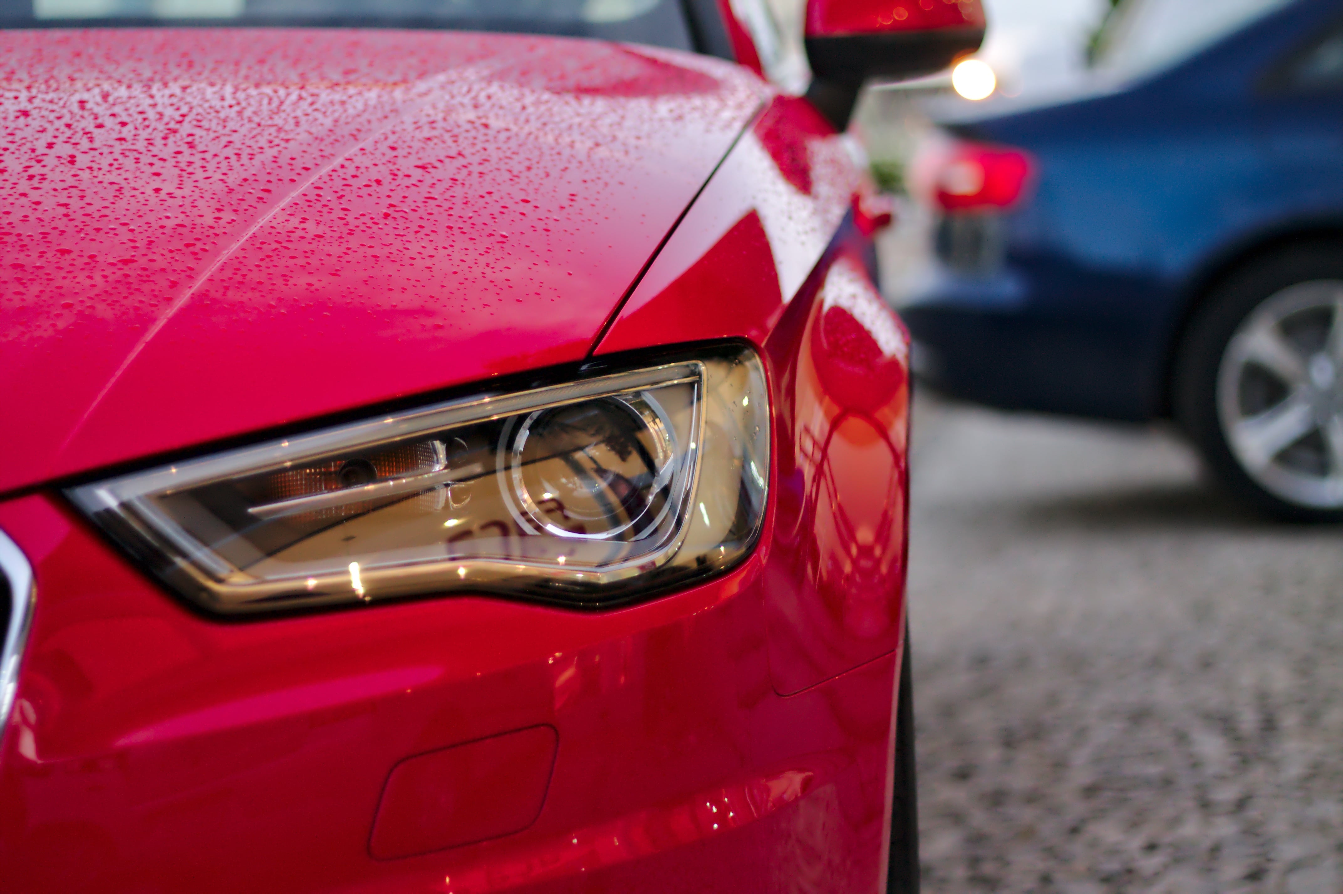 Carro vermelho estacionado.