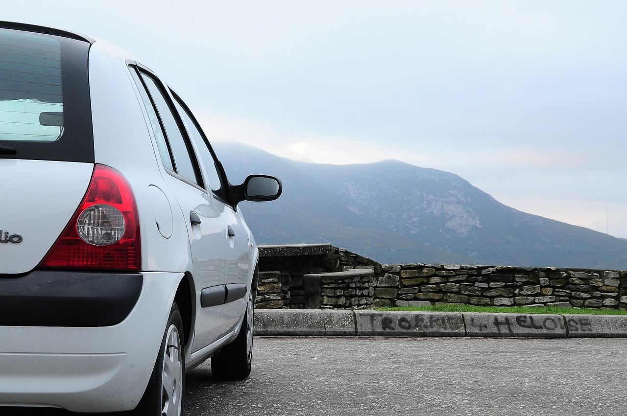 Um carro Clio de frente para uma montanha