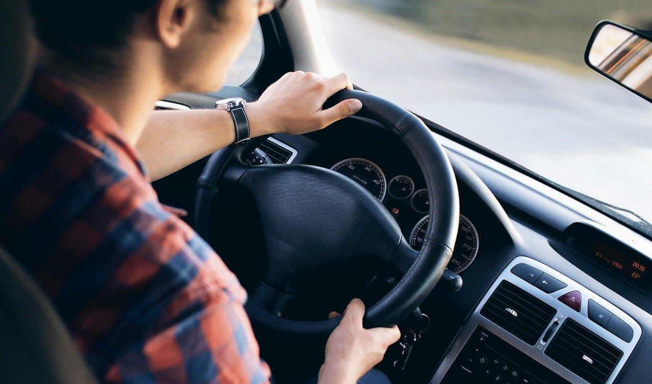 Um homem no volante de um carro