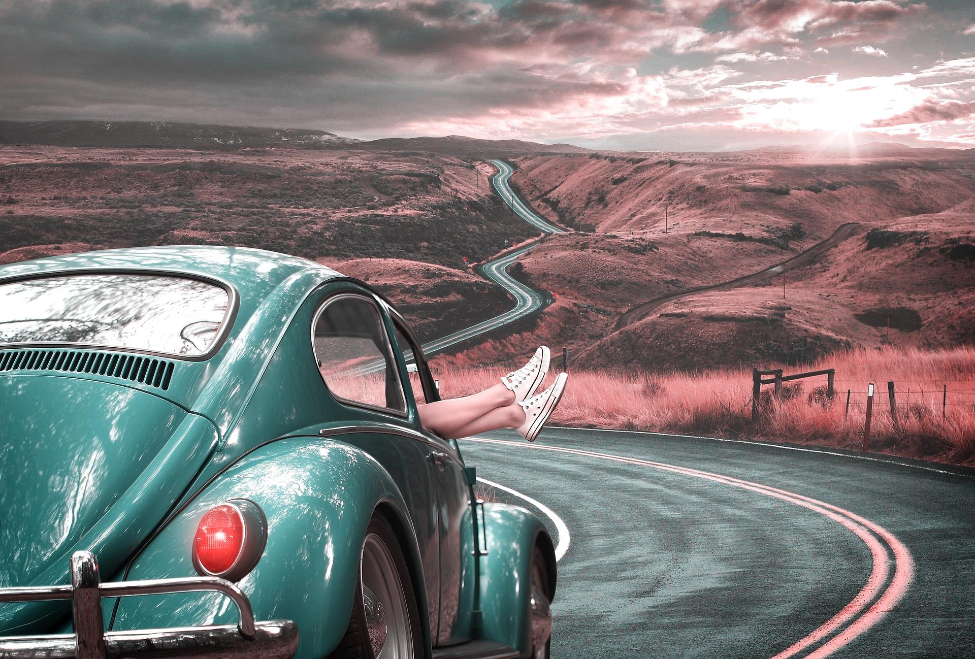 Viagem de carro, fusca verde em uma estrada, curso para motoristas