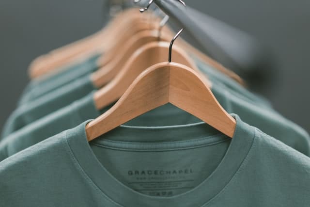 Camisetas penduradas em cabides